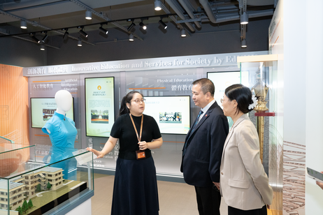 金院士參觀教大校史展