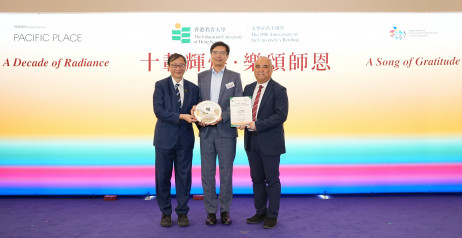 陳浩華教授和李子建教授代表教大向太古廣場代表頒發感謝狀並致送紀念品