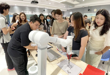 The robotic arm demonstrates Chinese character writing live at the event