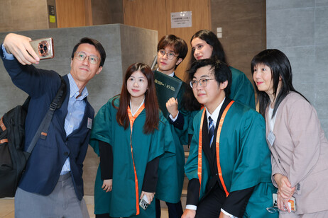 荣誉学院学生与导师合影