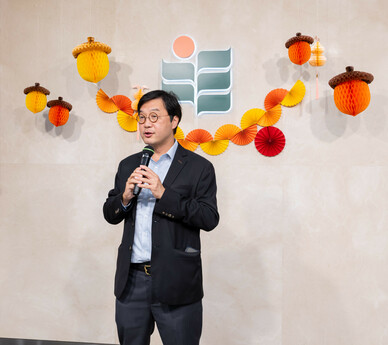 校董会成员何建宗博士亦与学生们共庆中秋