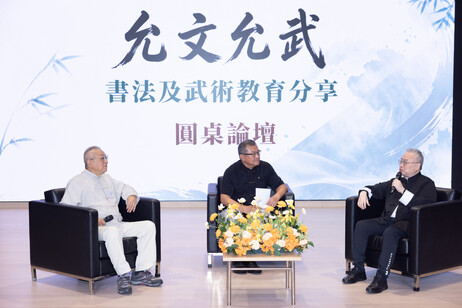 圆桌论坛由周立先生（中）主持，与郑培凯教授（左）与陆地博士（右）就课程推行经验及未来发展方向深入交流