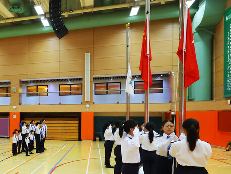 The flag-raising team, comprising EdUHK students and EdUHK Jockey Club Primary School students, is joined by students from Pentecostal Church of Hong Kong Tai Wo Nursery School and Hong Kong & Kowloon Kaifong Women’s Association Sun Fong Chung Kindergarte