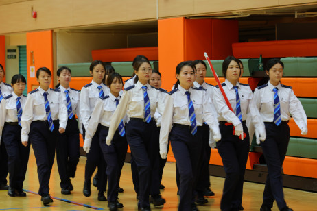 The flag-raising team, comprising EdUHK students and EdUHK Jockey Club Primary School students, is joined by students from Pentecostal Church of Hong Kong Tai Wo Nursery School and Hong Kong & Kowloon Kaifong Women’s Association Sun Fong Chung Kindergarte