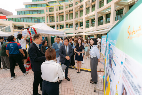 Mr Cyrus Cheung Ho-chi, Principal Assistant Secretary (Civil Service) Appointments, engages with students during the Government Day to learn about their career aspirations