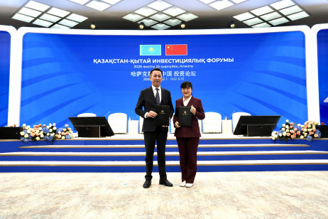 助理副校长（研究）谷明月教授（右）代表教大，与哈萨克斯坦国立女子师范大学署理校长 Sabit Suatay（左）交换合作协议