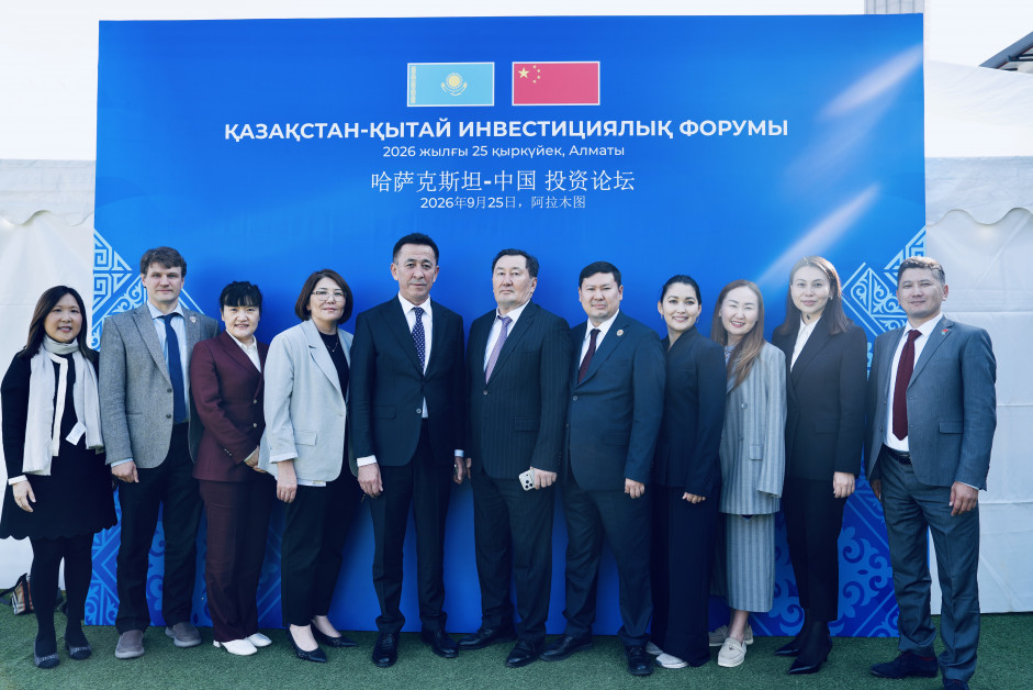 教大助理副校长（研究）谷明月教授（左三）与研究生院助理教务长潘倩仪女士（左一）与哈萨克高校代表合影