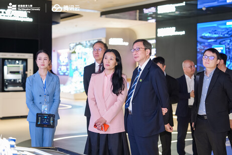 教大代表团参观腾讯展厅