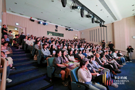 晚会座无虚席，新疆艺术学院的精彩表演赢得阵阵掌声