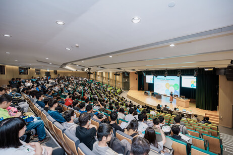 活动内容丰富，包括入学讲座、入学聊天室、课程讲座、体验学习活动、展览、校园导览和学生表演等
