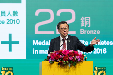 President Professor Lee Chi-Kin delivers thank you remarks at the banquet