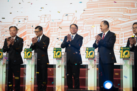 The guests of honour preside over the banquet