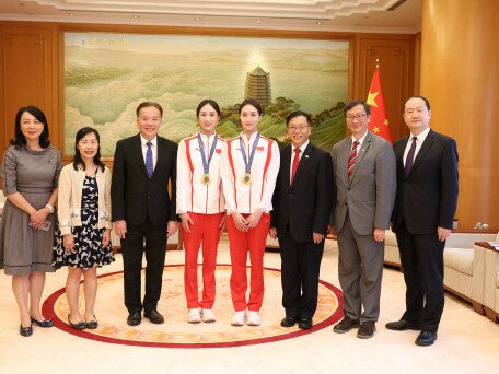 外交部駐港特派員接見教大管理層 及兩位奧運金牌運動員學生