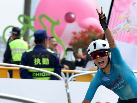 教大祝贺精英运动员学生李思颖夺金学生赵显臻任十五运会开幕式持旗手