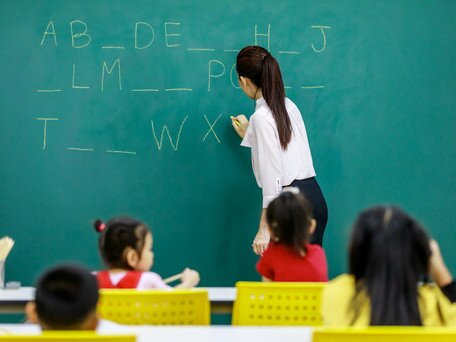 运用设计思维方法来提高小学英文教师在课堂中使用教育技术的创造力和创新自我效能