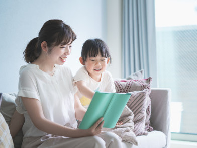 采用交叉滞后的纵向研究探讨社交情感技能如何影响儿童的阅读理解的发展