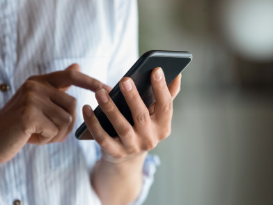 侦测社交媒体上四种语言的COVID-19 假信息:追随者、情绪与确定性