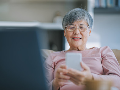 越老越孤单?独处与幸福感关系的跨年龄差异