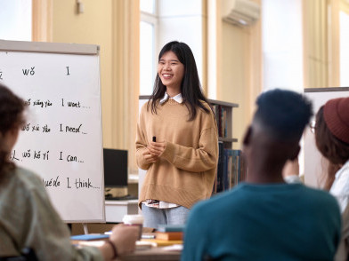 设计与评估英语会话代理,以支援及丰富年幼学生的家庭语言: 家长支援、基本机制、训练员培训和技术采用